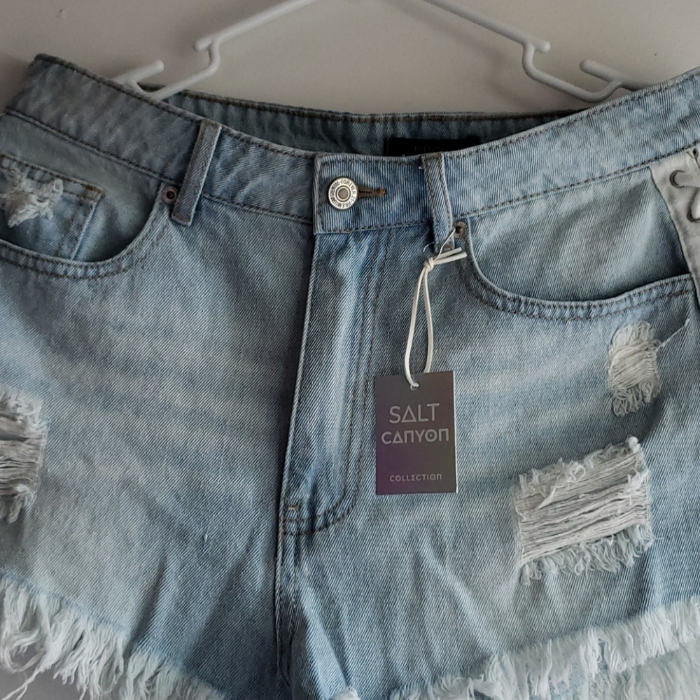 Light Blue Wash & White - •F21• | Rawhem Shorts - Picture 4 of 8